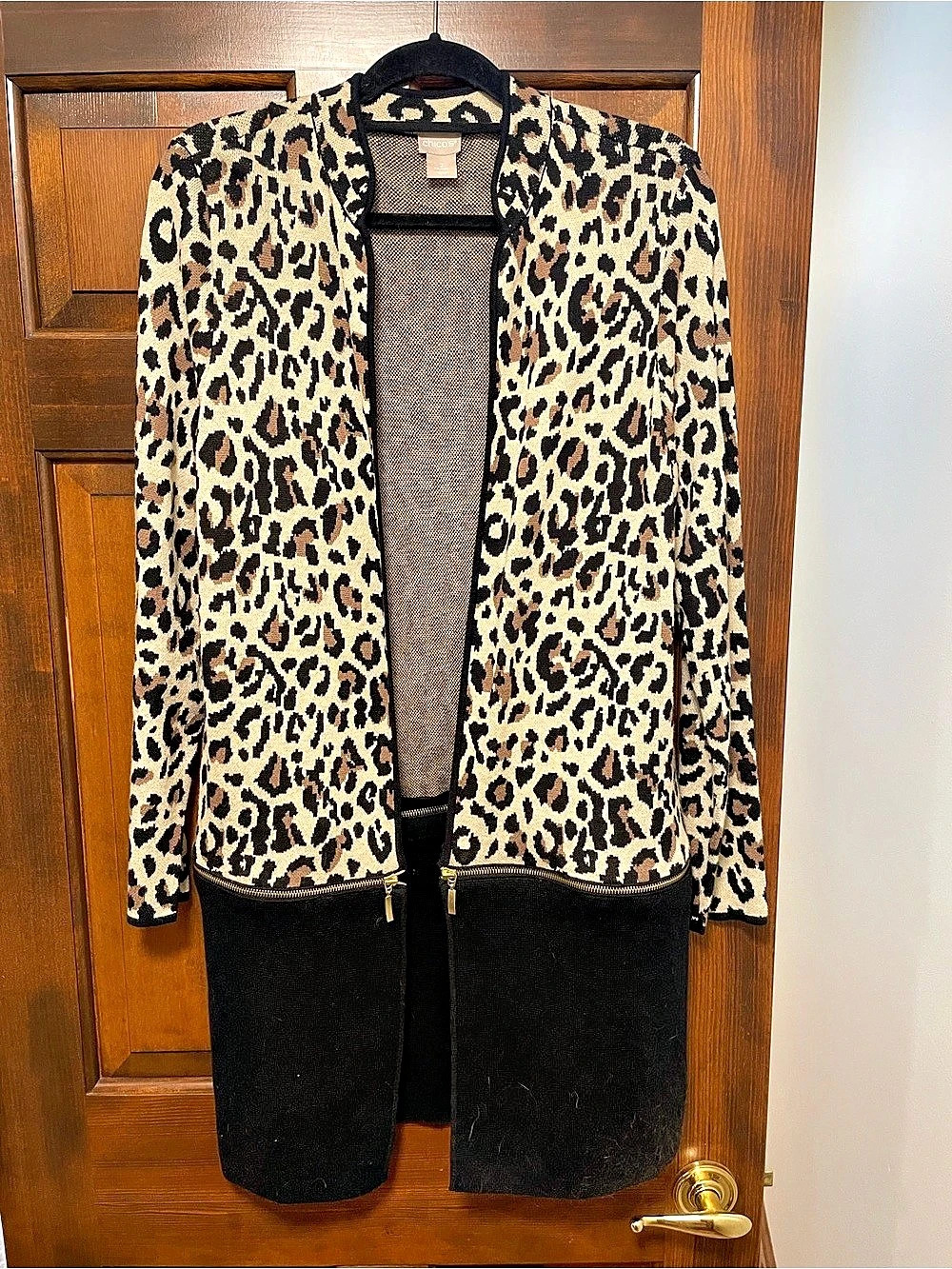 Chico’s Leopard Print Cardigan ( Chico’s Size 2) (typically women’s size 12-14).